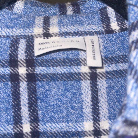Oversized shacket with dip hem pocket in navy and blue check. - Picture 4 of 6